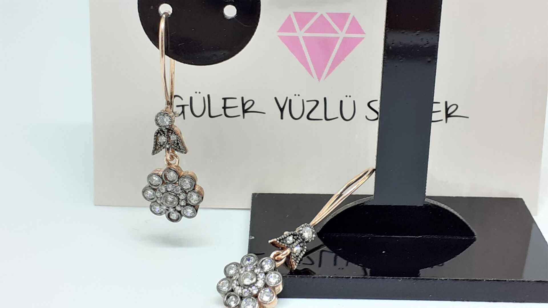 ÇİÇEK ELMAS MONTÜRLÜ SALLANTILI GÜMÜŞ KÜPE