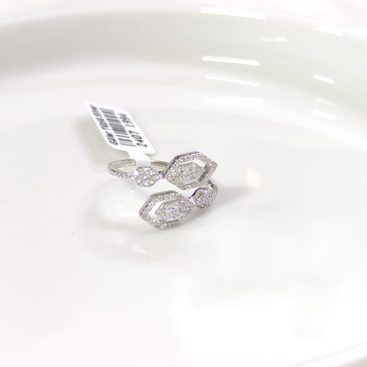 İTHAL ALTIGEN BAGET TAŞLI GÜMÜŞ YÜZÜK