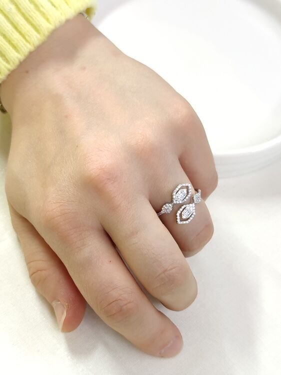 İTHAL ALTIGEN BAGET TAŞLI GÜMÜŞ YÜZÜK