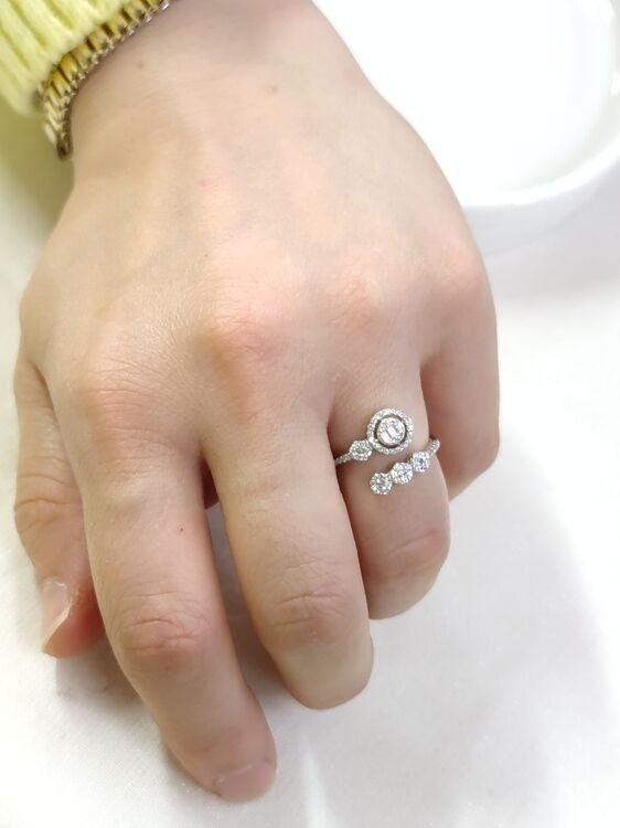 İTHAL YUVARLAK BAGET TAŞLI GÜMÜŞ YÜZÜK