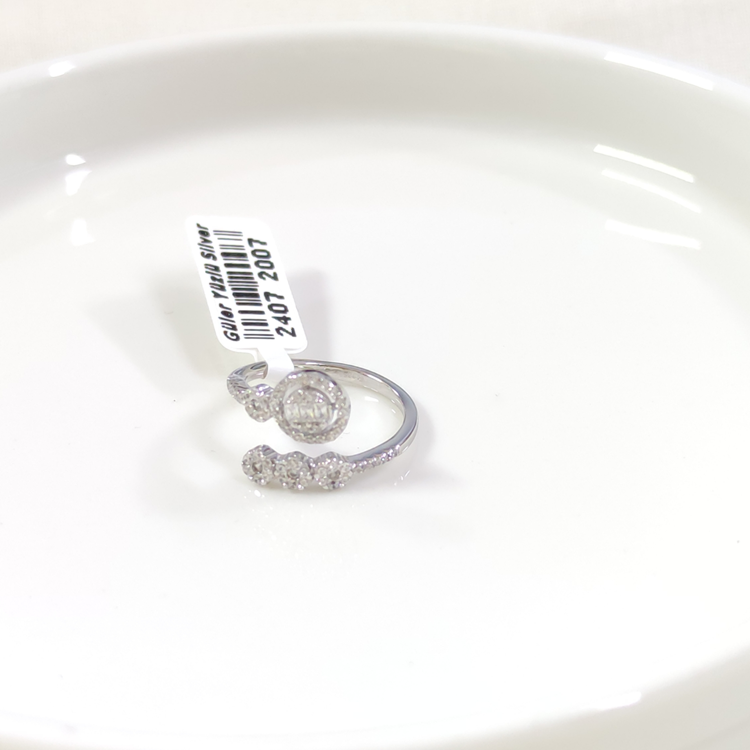 İTHAL YUVARLAK BAGET TAŞLI GÜMÜŞ YÜZÜK