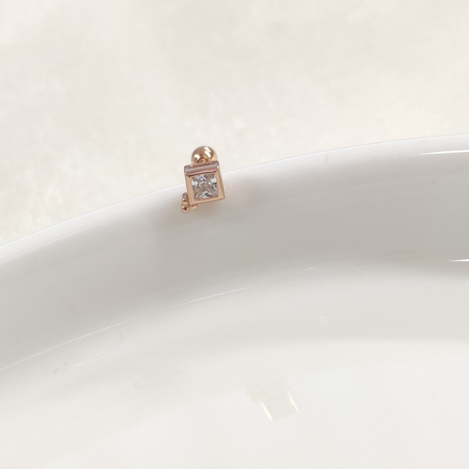 KARE TAŞLI ÇITIR GÜMÜŞ TRAGUS PIERCING