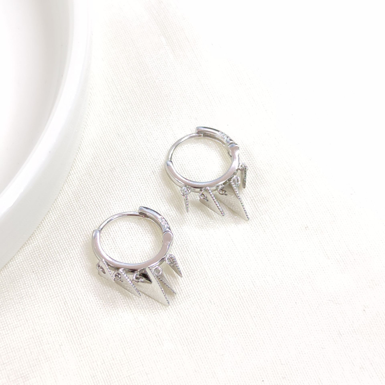 İTHAL SALLANTILI ÜÇGEN SHAK 12 MM GÜMÜŞ HALKA KÜPE