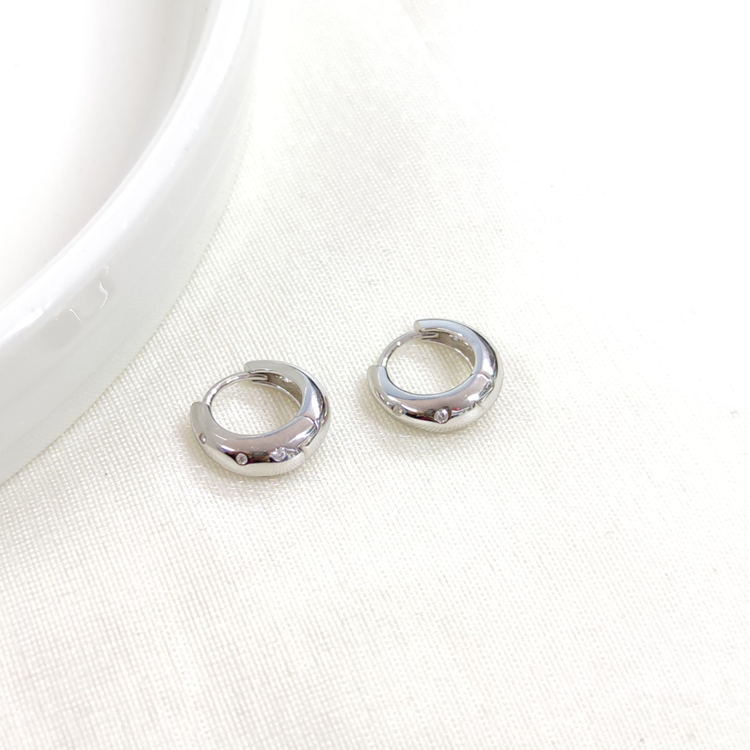 İTHAL TAŞ DETAYLI MİNİ 7 MM GÜMÜŞ HALKA KÜPE