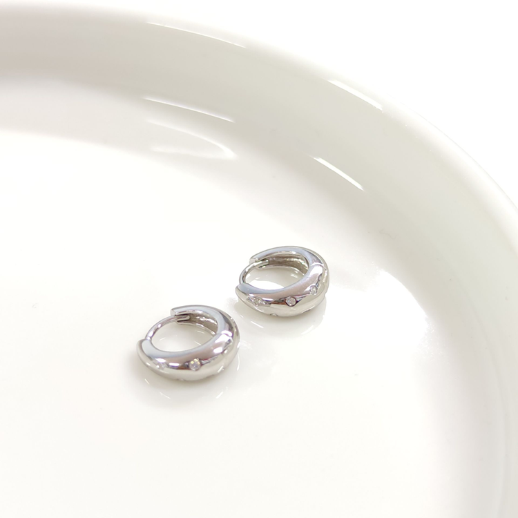 İTHAL TAŞ DETAYLI MİNİ 7 MM GÜMÜŞ HALKA KÜPE