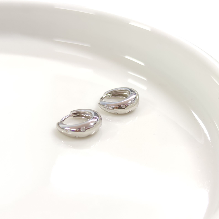 İTHAL TAŞ DETAYLI MİNİ 7 MM GÜMÜŞ HALKA KÜPE