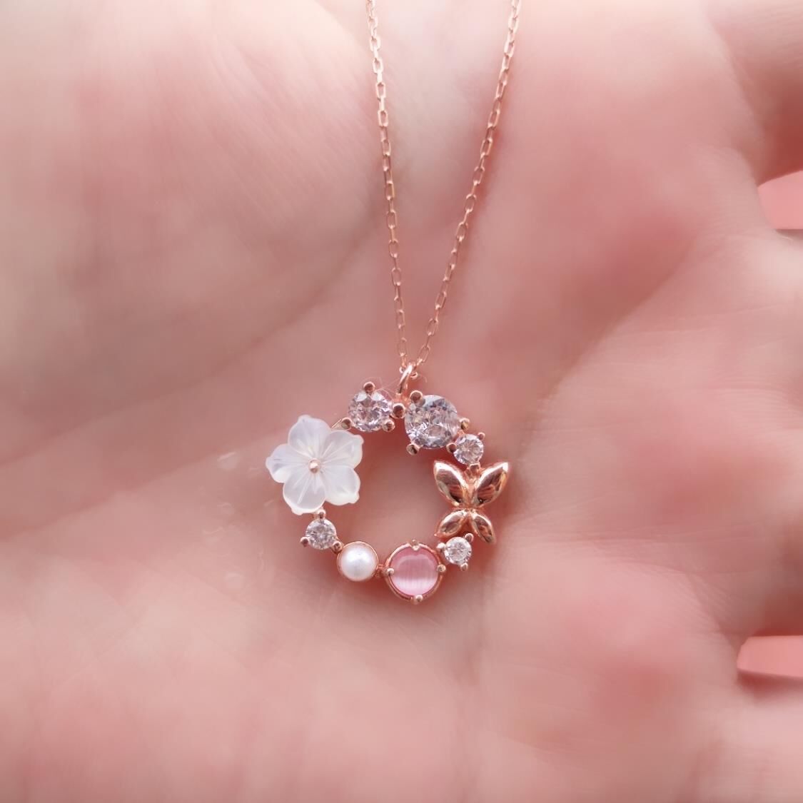 PEMBE MANOLYA KELEBEK ÇEMBER GÜMÜŞ KOLYE
