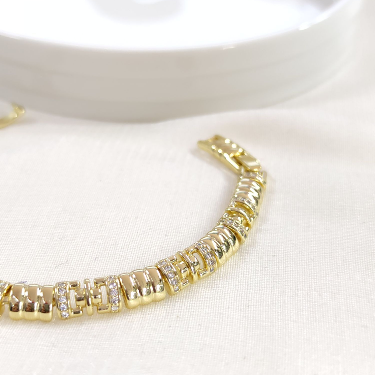 XUPING 7 MM TAŞ DETAYLI BOMBELİ BİLEKLİK GOLD 17+2 CM