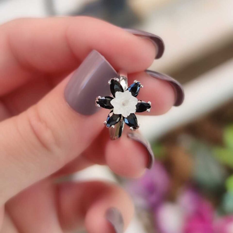 SEDEF DETAYLI SİYAH ZİRKON TAŞ LOTUS GÜMÜŞ YÜZÜK RODYUM BEYAZ - STD