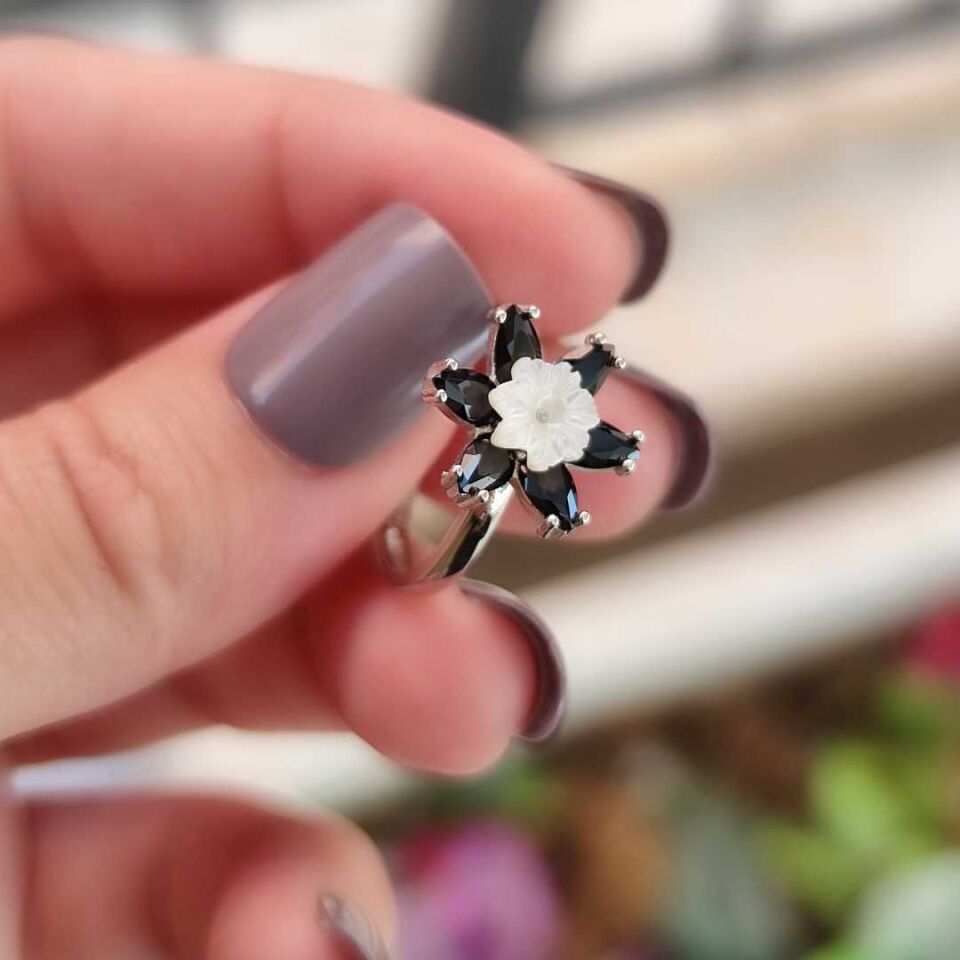 SEDEF DETAYLI SİYAH ZİRKON TAŞ LOTUS GÜMÜŞ YÜZÜK RODYUM BEYAZ - STD