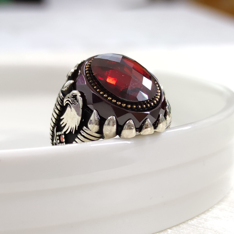 PENÇE KARTAL KIRMIZI TAŞLI GÜMÜŞ ERKEK YÜZÜK