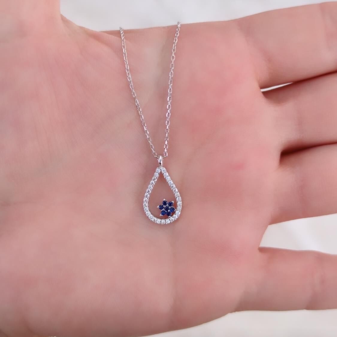 MAVİ ÇİÇEK DETAY DAMLA GÜMÜŞ KOLYE