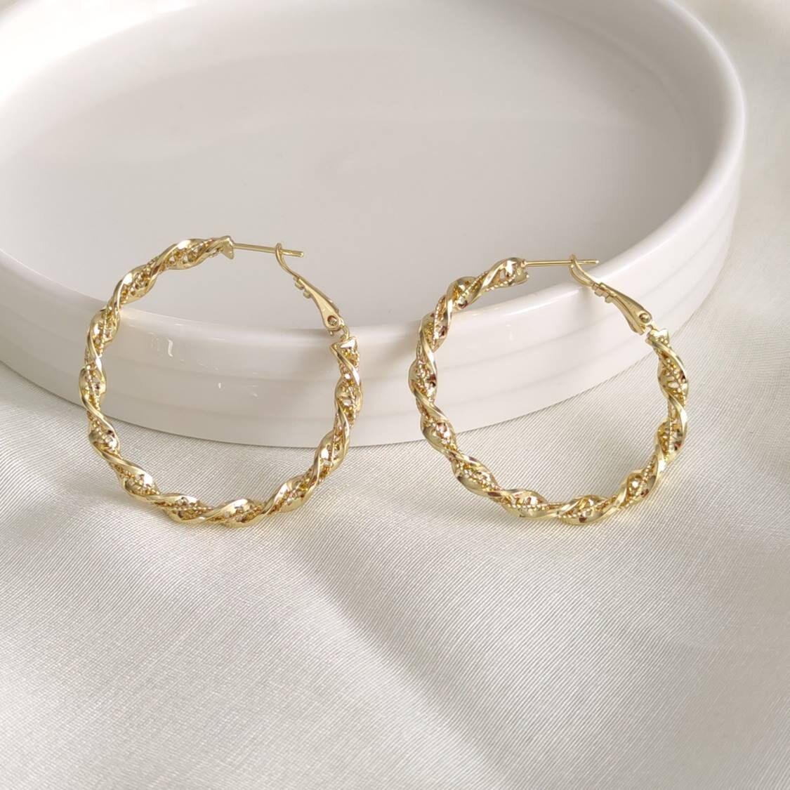 XUPING 3,3 CM BÜYÜK BURGU HALKA KÜPE GOLD