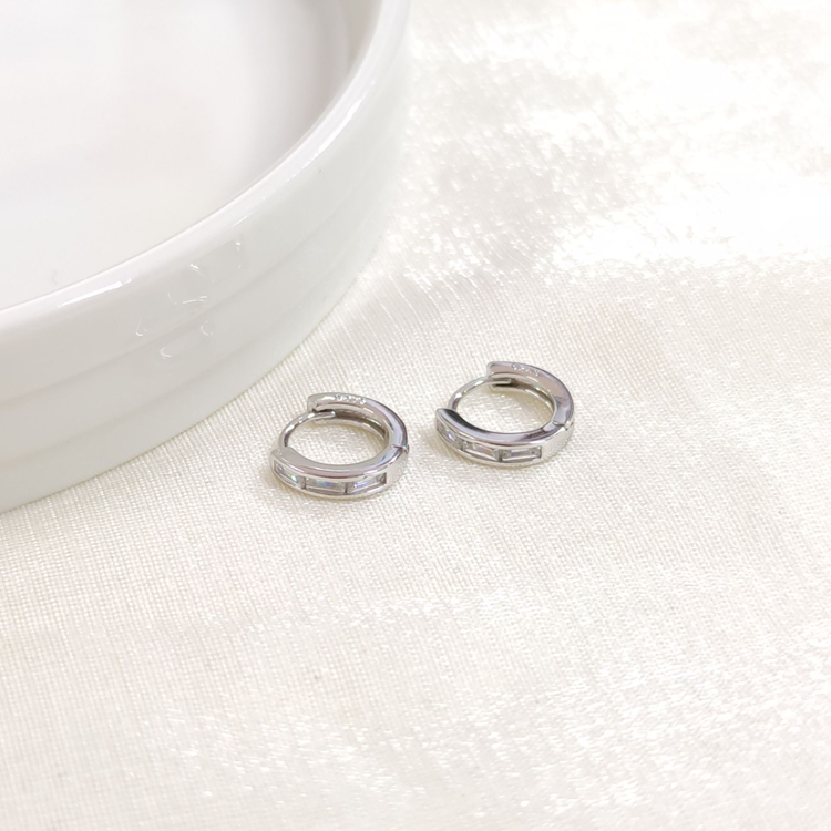 İTHAL BAGET TAŞLI 9 MM HALKA GÜMÜŞ KÜPE