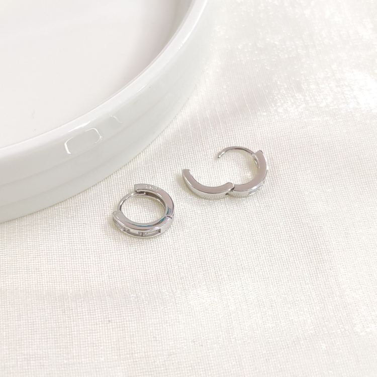 İTHAL BAGET TAŞLI 9 MM HALKA GÜMÜŞ KÜPE