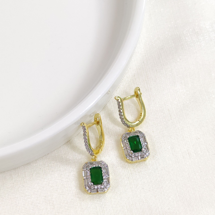 İTHAL YEŞİL TAŞLI BAGET GÜMÜŞ HALKA KÜPE