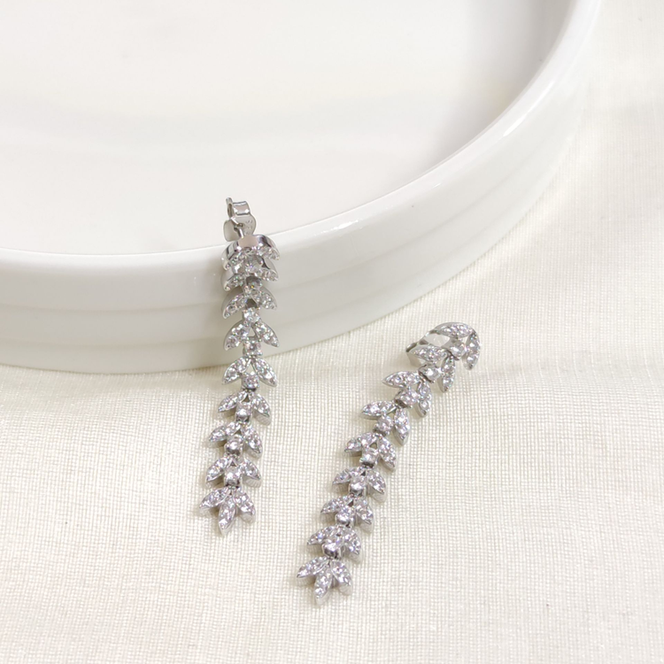 İTHAL 4 CM SALLANTILI YAPRAK GÜMÜŞ ÇİVİ KÜPE