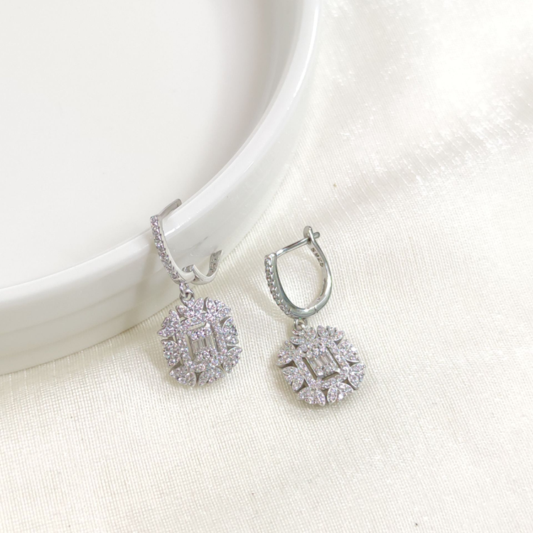 İTHAL ÇİÇEK BAGET GÜMÜŞ 10 MM HALKA KÜPE