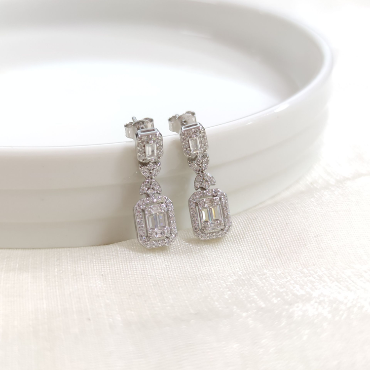 İTHAL SALLANTILI BAGET GÜMÜŞ ÇİVİ KÜPE