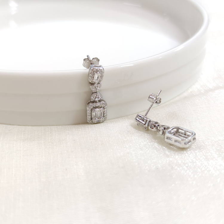 İTHAL SALLANTILI BAGET GÜMÜŞ ÇİVİ KÜPE