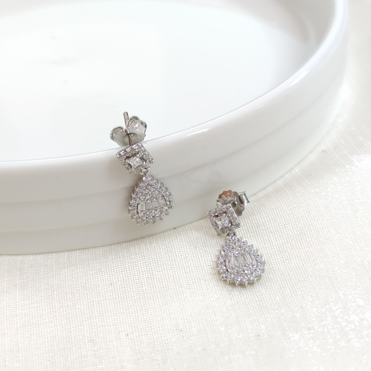 İTHAL DAMLA BAGET GÜMÜŞ ÇİVİ KÜPE