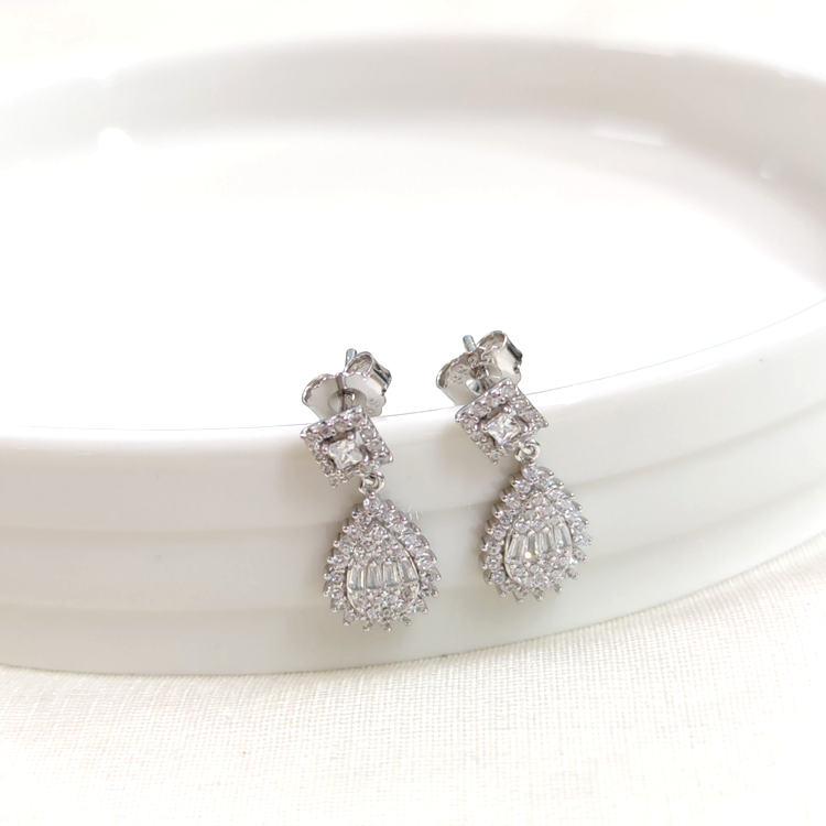 İTHAL DAMLA BAGET GÜMÜŞ ÇİVİ KÜPE