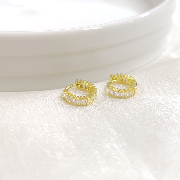 İTHAL 8 MM BAGET TAŞLI GÜMÜŞ HALKA KÜPE