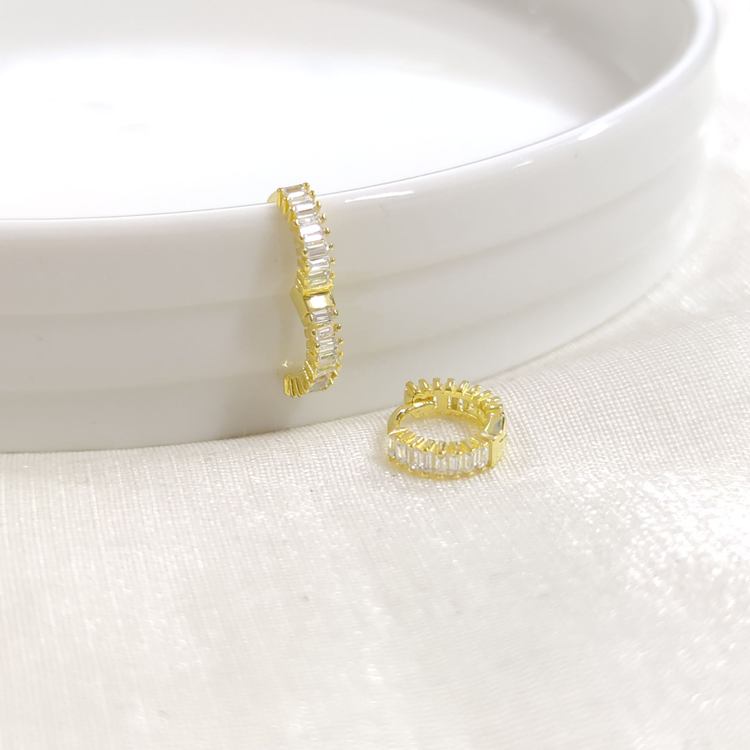 İTHAL 8 MM BAGET TAŞLI GÜMÜŞ HALKA KÜPE