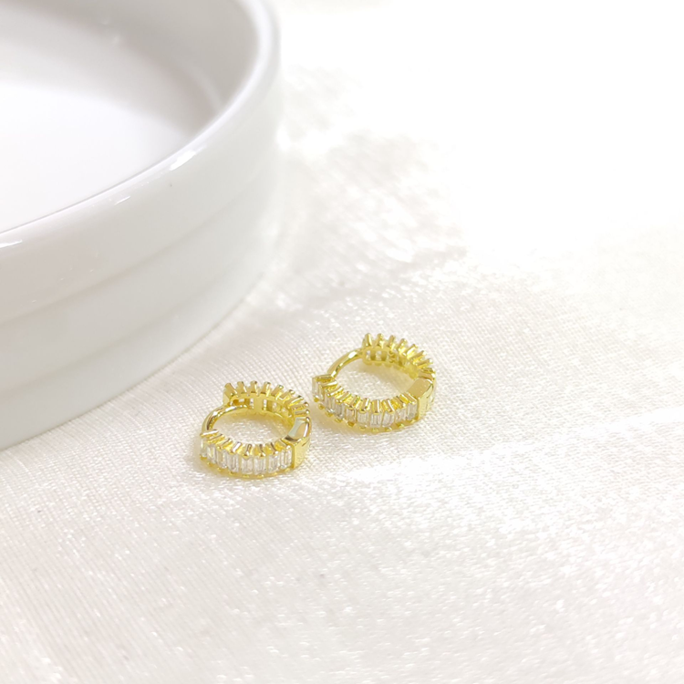 İTHAL 8 MM BAGET TAŞLI GÜMÜŞ HALKA KÜPE