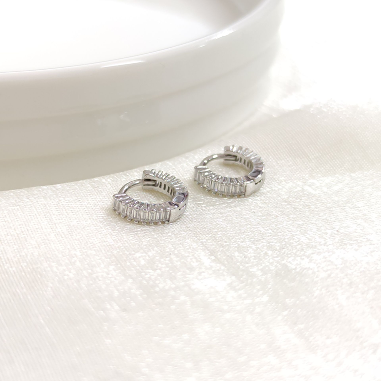 İTHAL 8 MM BAGET TAŞLI GÜMÜŞ HALKA KÜPE