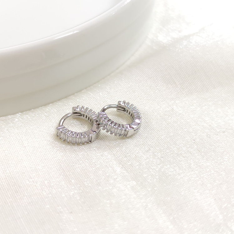 İTHAL 8 MM BAGET TAŞLI GÜMÜŞ HALKA KÜPE