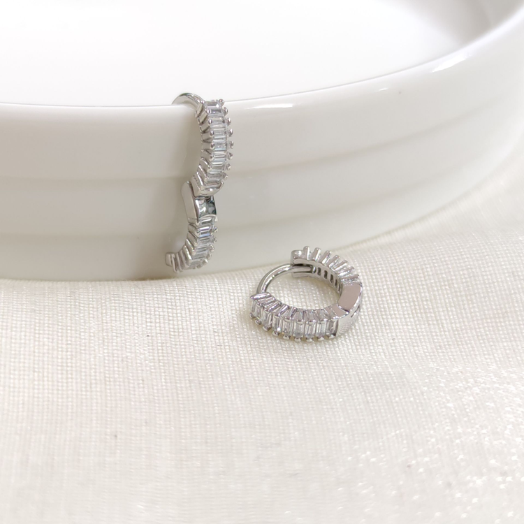 İTHAL 8 MM BAGET TAŞLI GÜMÜŞ HALKA KÜPE