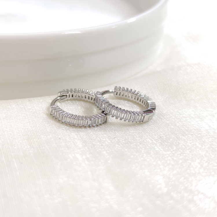 İTHAL 13 MM BAGET TAŞLI GÜMÜŞ HALKA KÜPE