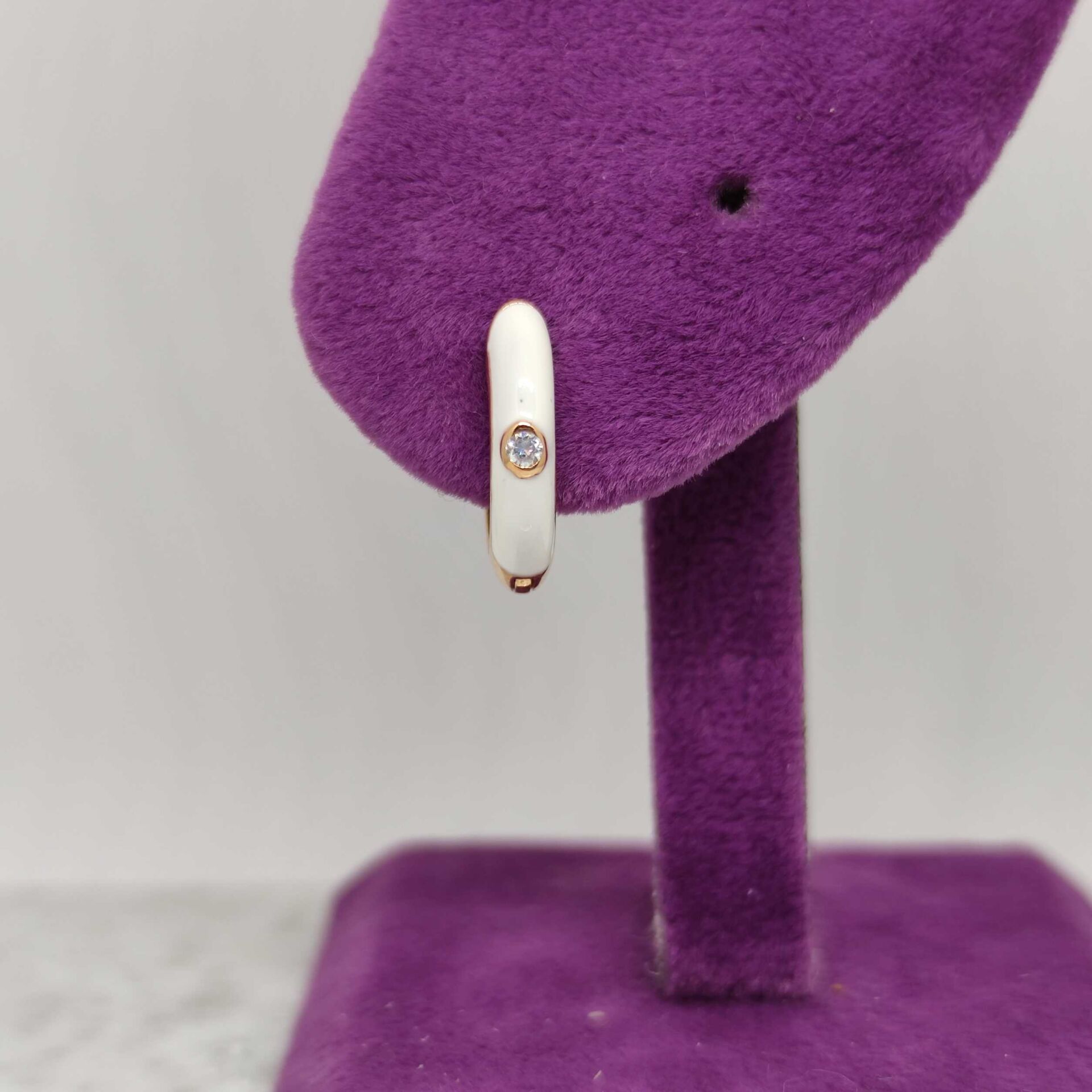 BEYAZ MİNELİ TEK GÜMÜŞ HALKA KÜPE ROSE BAKIR - STD