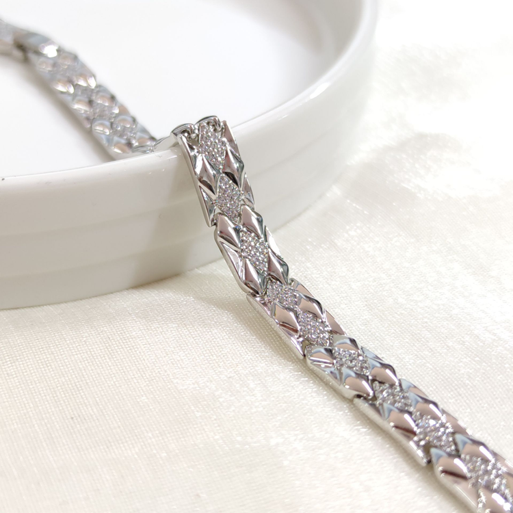 XUPING 8 MM BAKLAVA DESENLİ BİLEKLİK BEYAZ 17+2 CM