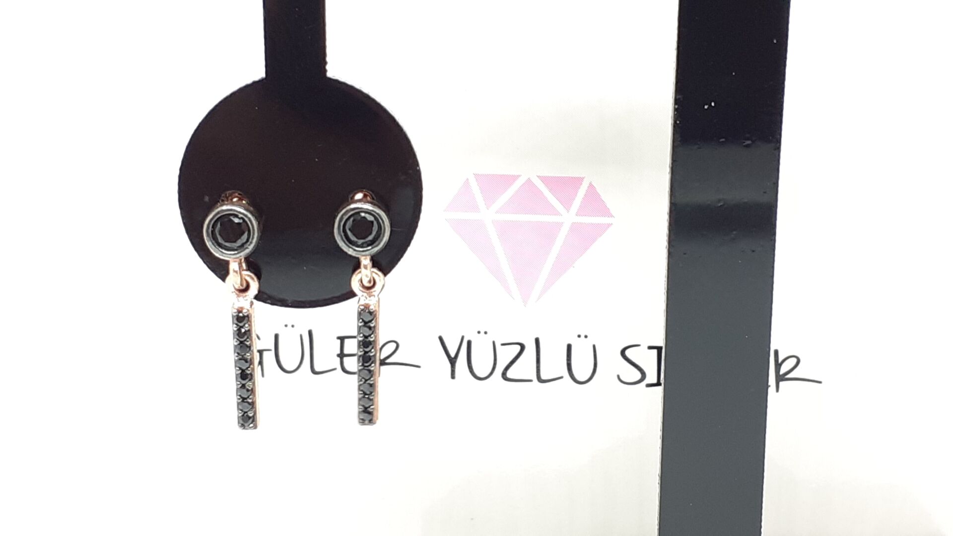 SALLANTILI ONİX TAŞLI VİDALI ÇUBUK GÜMÜŞ KÜPE