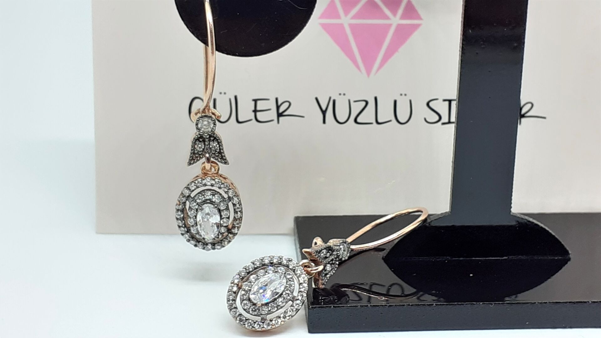 OVAL ELMAS MONTÜRLÜ SALLANTILI GÜMÜŞ KÜPE