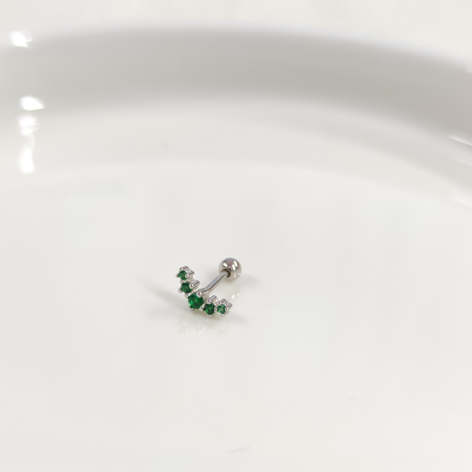YEŞİL SIRALI TAŞ GÜMÜŞ TRAGUS PIERCING