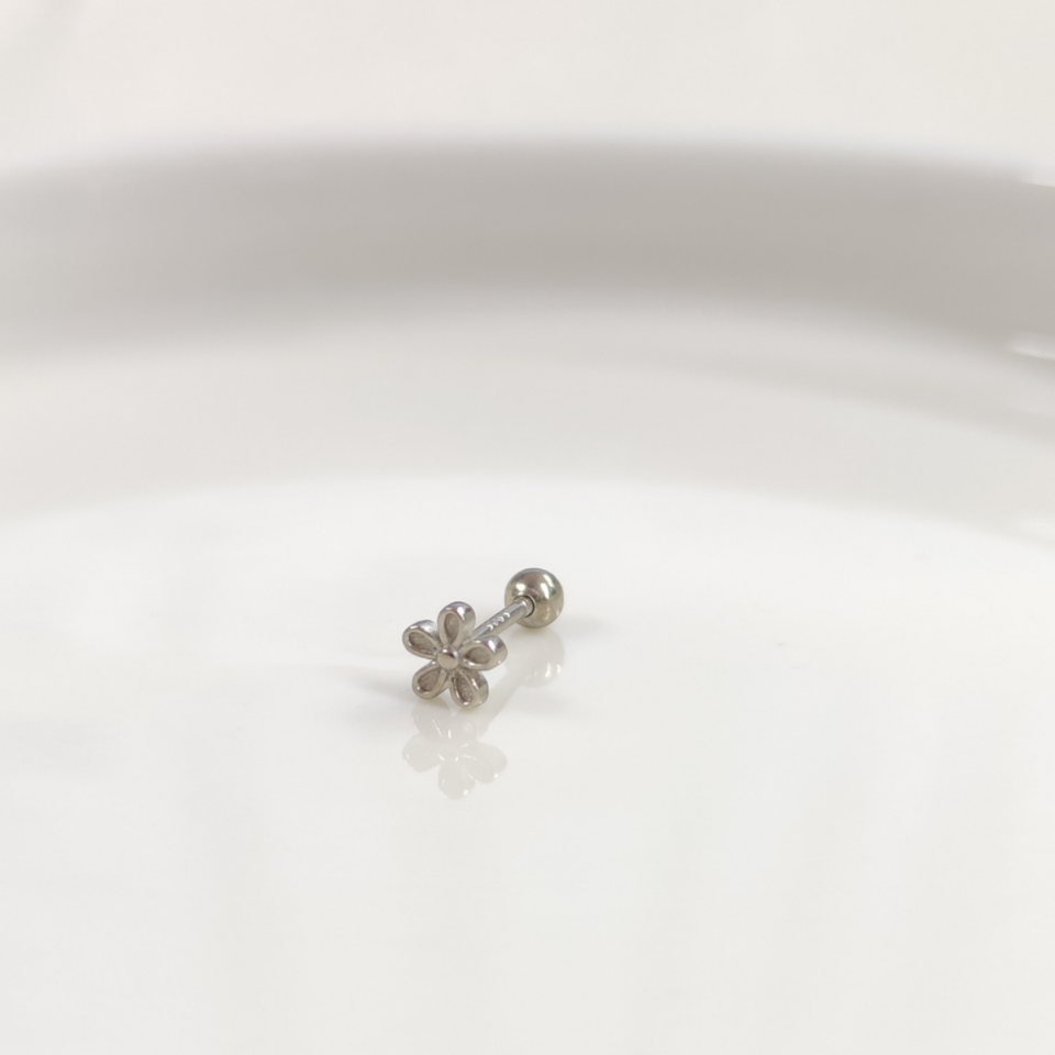 TAŞSIZ PAPATYA GÜMÜŞ TRAGUS PIERCING