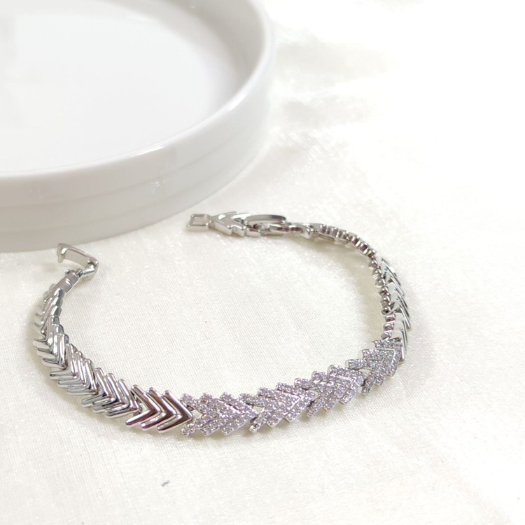 XUPING TAŞLI 7 MM BALIK SIRTI BİLEKLİK BEYAZ 17+3 CM